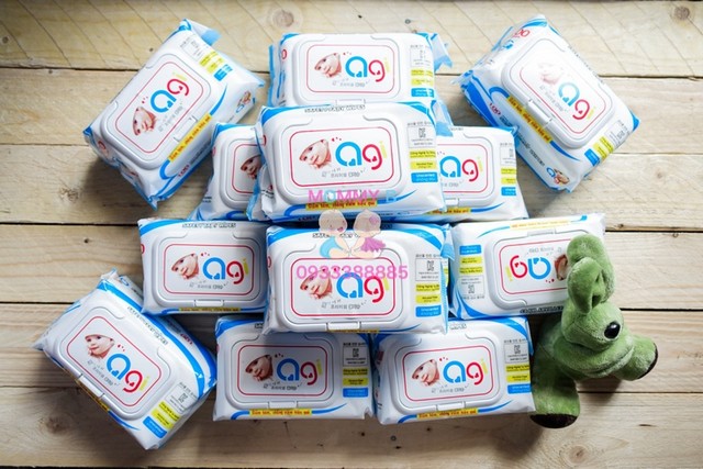 Khăn ướt làm nhái, làm giả có bao bì ghi thành phần, hướng dẫn sử dụng, ngày sản xuất và hạn sử dụng rất chung chung