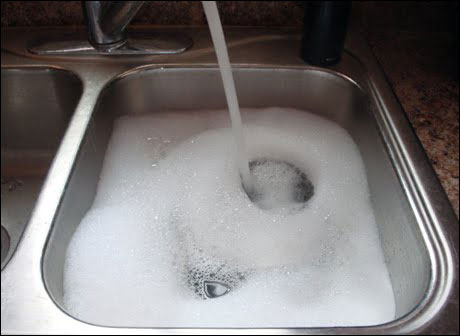 Dùng nước xà phòng pha loãng được coi là cách diệt gián tiết kiệm và nhanh gọn