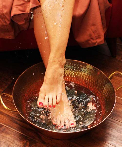 Ng&acirc;m ch&acirc;n là cách làm trăng da ch&acirc;n hi&ecirc;̣u quả 