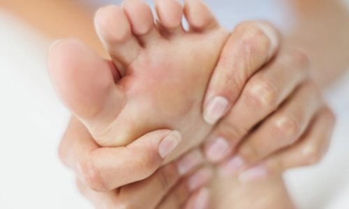 Xoa bóp với dàu dưỡng đ&ecirc;̉ làm trắng mịn mang da ch&acirc;n