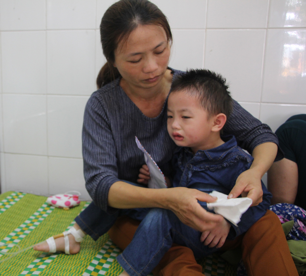Trẻ mầm non đang được điều trị tại Bệnh viện đa khoa huyện Thanh Chương (Nghệ An) sau khi bị ong đốt