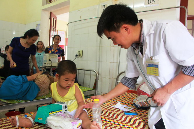 Bác sĩ Nguyễn Bá Thời, trưởng khoa hồi sức cấp cứu, chống độc Bệnh viện Đa khoa huyện Thanh Chương thăm khám cho các bé bị ong rừng đố
