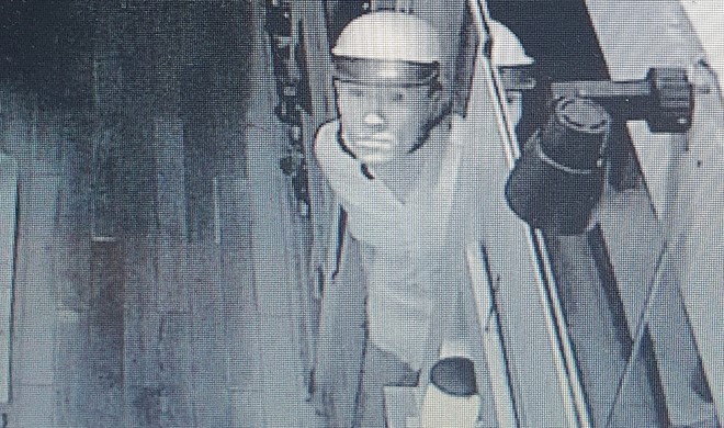 Camera an ninh đã ghi lại được hình ảnh của tên trộm tại nhà hàng Sakara