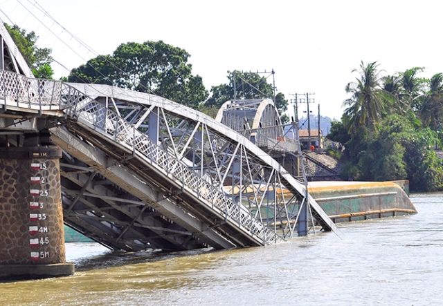 Hiện lực lượng chức năng đang hoàn tất hồ sơ để khởi tố vụ sà lan đâm sập cầu Ghềnh ở Đồng Nai