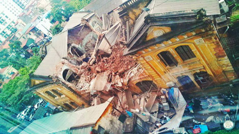 Căn biệt thự ở Hà Nội đổ sập làm 2 người chết và nhiều người bị thương