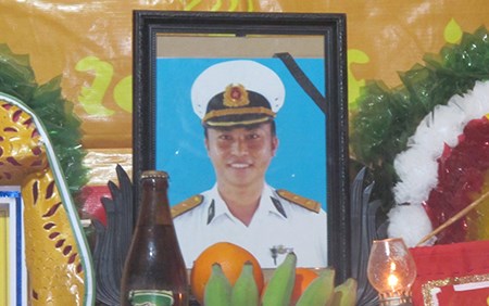 Di ảnh của chiến sĩ hải quân – trung úy Phan Văn Hạnh
