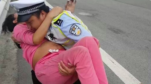Trước đó, một cảnh sát Trung Quốc cũng được khen ngợi hết lời vì đỡ đẻ cho một thai phụ ngay trên xe công vụ