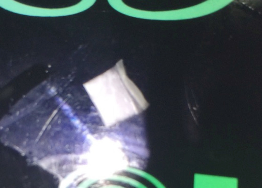 Một gói bột màu trắng nghi là ma túy bị thu giữ