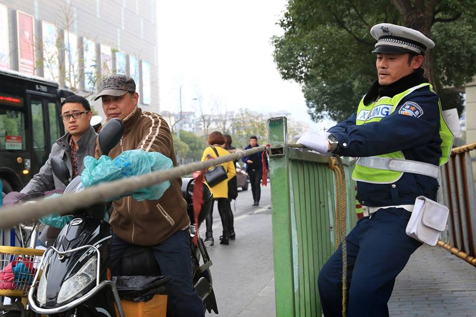 Vụ việc cảnh sát giao thông bị tài xế vi phạm tông chết đang gây phẫn nộ trong dư luận Trung Quốc