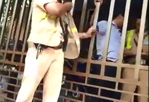 Hai người đàn ông tấn công cảnh sát giao thông giữa Hà Nội đều có biểu hiện say rượu