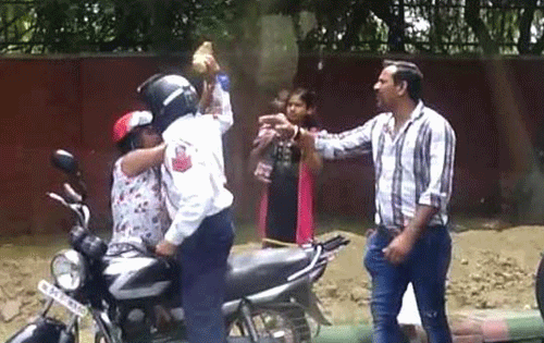 Hình ảnh viên cảnh sát giao thông ‘xử lý; người vi phạm bằng cách dùng gạch nện khiến dư luận Ấn Độ phẫn nộ