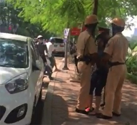 Các chiến sĩ Cảnh sát giao thông Hà Nội khuyên nhủ người phụ nữ có ý định nhảy sông Tô Lịch tự tử