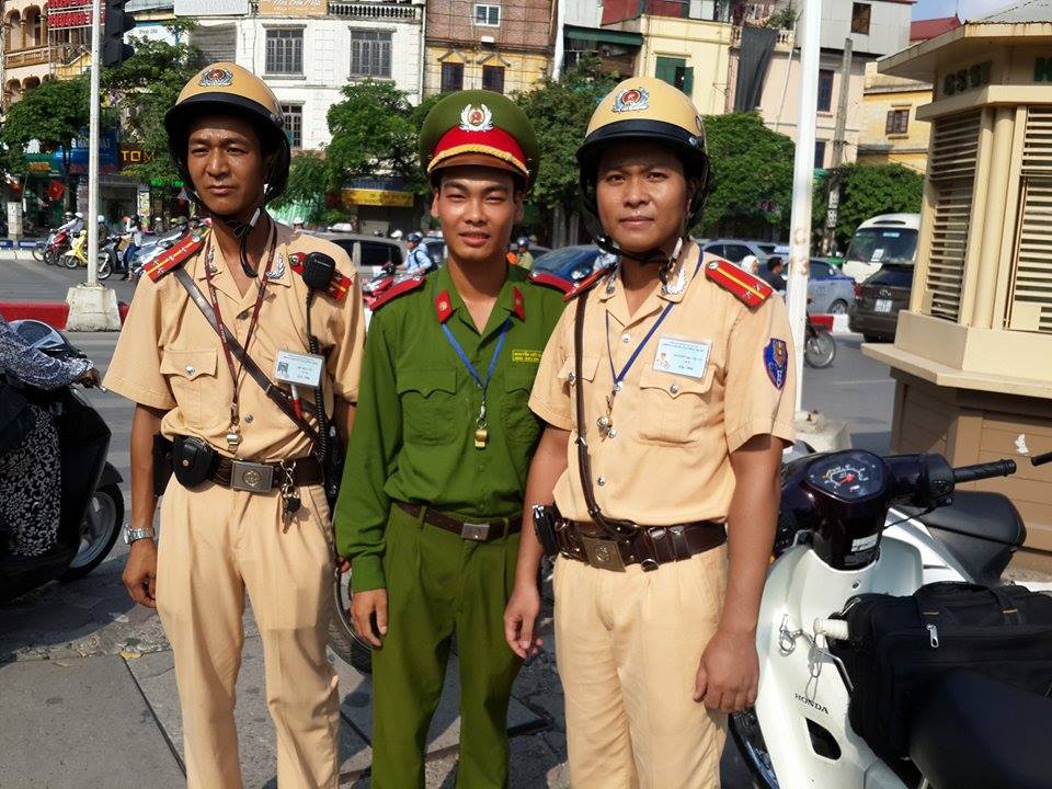 Đại úy Đỗ Hữu Vỹ (ngoài cùng bên trái) và các chiến sĩ CSGT Hà Nội đã ứng cứu kịp thời một phụ nữ định nhảy sông tự tử vào chiều 12/8