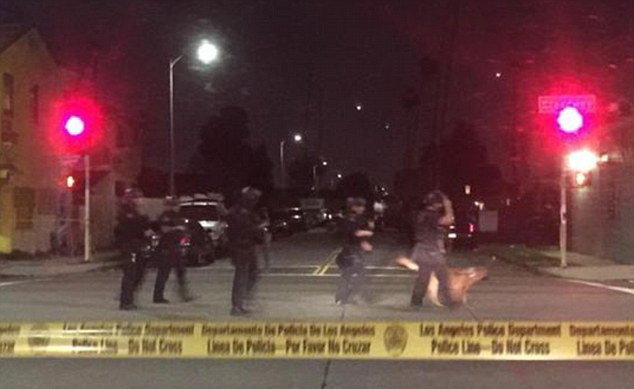 Hai cảnh sát Mỹ đã bị bắn khi đang lái xe trên đường