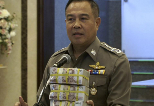 Người đứng đầu lực lượng cảnh sát Thái Lan – ông Somyot Poompanmoung trao thưởng cho các cán bộ điều tra