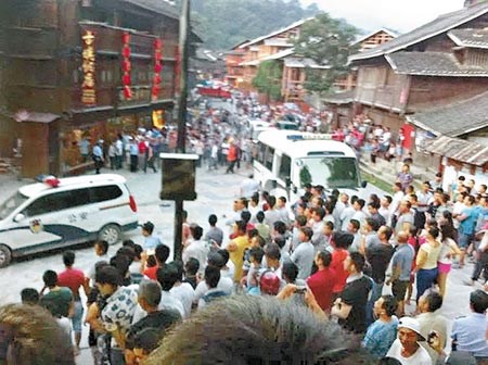 Sau khi tham gia dỡ nhà người dân, cảnh sát tỉnh Quý Châu, Trung Quốc đã bị dân làng tấn công