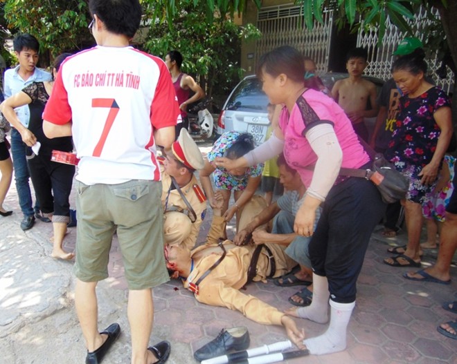 Người dân đang sơ cứu cho Trung úy Nguyễn Viết Tuấn