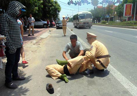 Cảnh sát giao thông Hà Tĩnh bị đâm trực diện, rách đũng quần