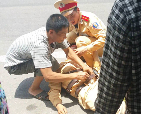 Cảnh sát giao thông Hà Tĩnh bị đâm xe trực diện trấn thương nặng phải đi cấp cứu