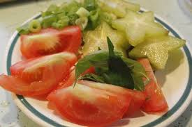 Cách làm món canh khế chua nấu tôm không khó, sau khi sơ chế tôm, các mẹ hãy chuẩn bị khế, cà chua và các loại rau khác