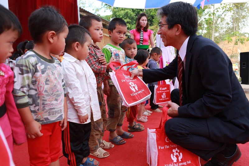 ông Katsuyoshi Soma – Tổng giám đốc Công ty TNHH Canon tặng quà cho các em học sinh