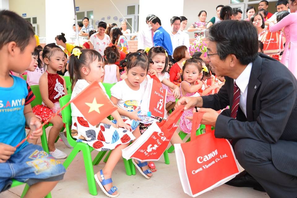 ông Katsuyoshi Soma – Tổng giám đốc Công ty TNHH Canon Việt Nam tặng quà cho trẻ em ở Trường mầm non Nam Sơn – Cơ sở 2” xã Nam Sơn, Tp. Bắc Ninh