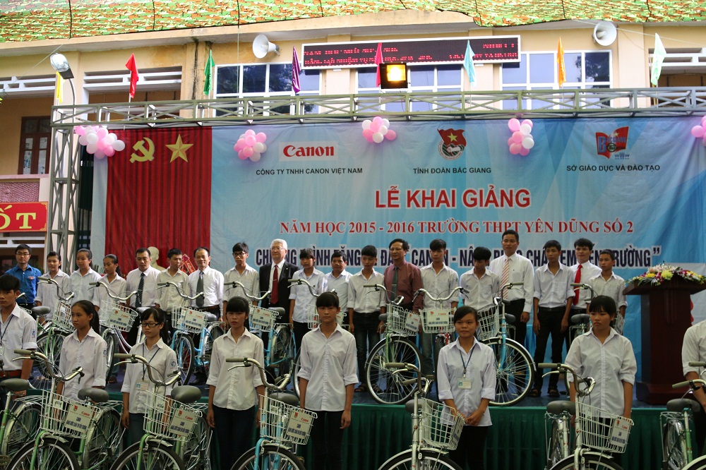 Niềm vui nhân đôi của học sinh nghèo, hoàn cảnh khó khăn, học giỏi ở Bắc Giang ngày tựu trường