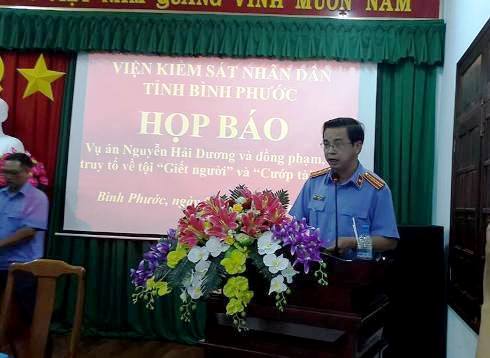 Đại diện Viện Kiểm sát nhân dân tỉnh Bình Phước đọc các trạng của các bị can tại họp báo