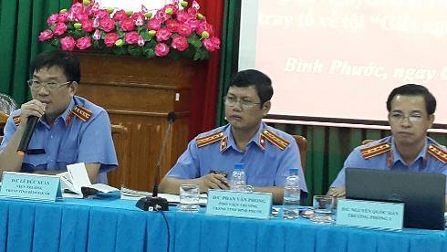 ông Lê Đắc Xuân - Viện trưởng Viện kiểm sát nhân dân tỉnh Bình Phước trả lời thông tin cho báo chí.