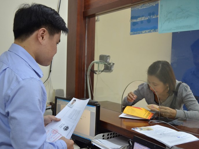 Người dân đến Tổng cục Đường bộ đổi giấy phép lái xe quốc tế  - Ảnh: Việt Hùng