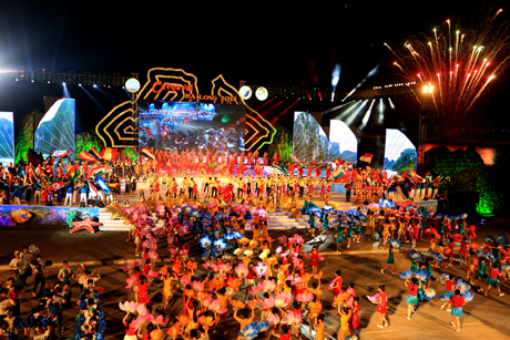 Rất nhiều du khách đến Quảng Ninh có thể không được xem Carnaval Hạ Long  là một điều đáng tiếc.