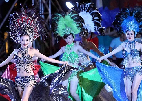 Carnaval Hạ Long thu hút nhiều khách du lịch mỗi năm 