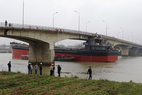 Cầu An Thái bị chiếc tàu có trọng tải trên 3.000 tấn đâm vào