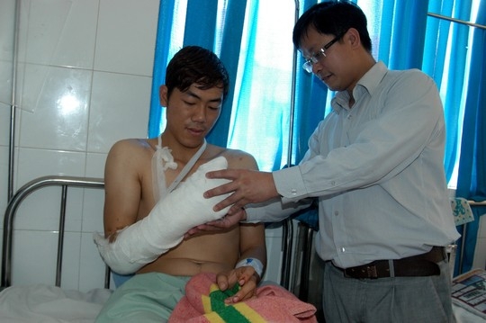 Trong vụ khỉ cắn người gần nhất, anh Tuấn phải phẫu thuật tay đến 5 giờ vì vết thương bị xé và nát bấy