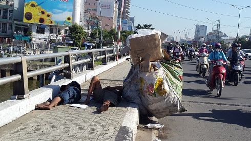 Giữa ban ngày, 2 thanh niên nằm ngủ ‘ngon lành’ trên cầu Điện Biên Phủ