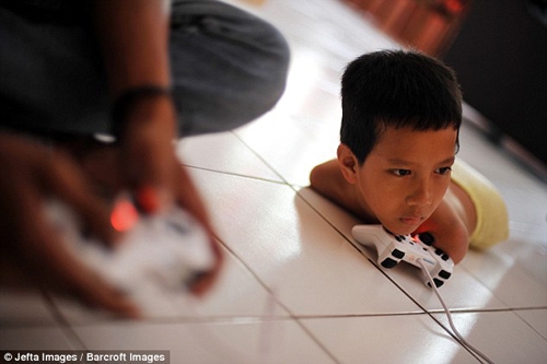 Thời gian rảnh rỗi, Satrio thích chơi Playstation. Ảnh: Barcroft
