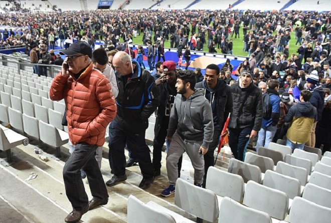 CĐV Pháp đã giữ vững tinh thần lạc quan đáng nể khi hòa cùng nhau hát bài Quốc ca Pháp trên đường rời sân