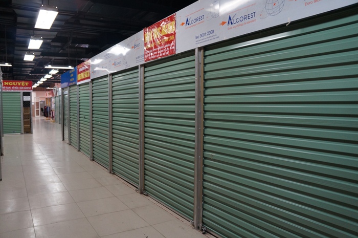 Nhiều gian hàng trong chợ truyền thống Trung Hòa mới mở đã phải đóng cửa