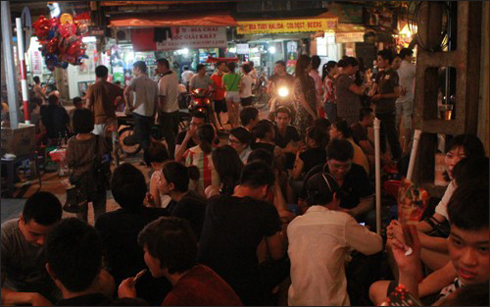 Những quán trà chanh vỉa hè ở Hà Nội luôn kín khách tối mùa hè