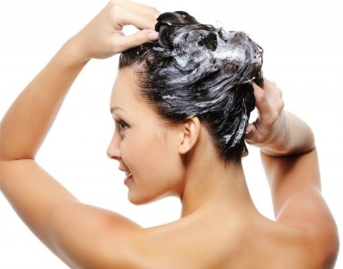 Chăm sóc tóc bằng dầu xả nếu không đúng cách khiến mái tóc bị hư tổn