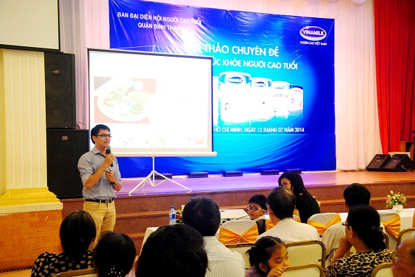 Ông Nguyễn Trường Song Pha, đại diện Ngành hàng sữa nước đã giới thiệu đến người cao tuổi thông tin về sản phẩm Sữa Tiệt Trùng Flex  không Lactoza.