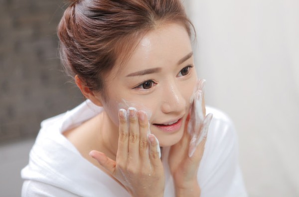 Hãy bắt đầu chăm sóc da mặt mùa đông bằng cách lựa chọn loại sữa rửa mặt phù hợp cho làn da