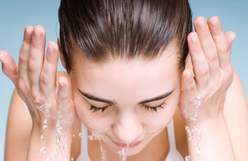 Rửa mặt với nước ấm và sửa rửa mặt thích hợp là cách chăm sóc da nhờn mùa đông hiệu quả