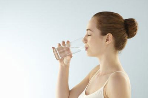 Uống nhiều nước giúp da luôn giữ được độ ẩm mượt và hạn chế tiết dầu.