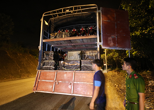 Cảnh sát giao thông TP. Đà Nẵng phát hiện xe tải vận chuyển xe máy cùng 12 thùng xốp chứa đầy chân và đuôi bò thối