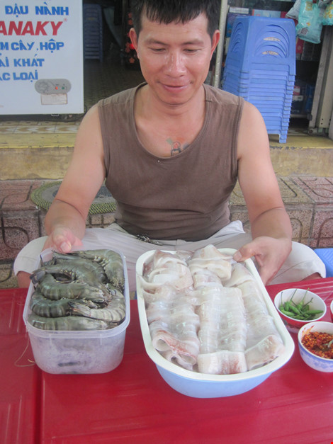 Nguyên liệu tôm và mực do chủ quán bánh căn bị tố ‘chặt chém ở Nha Trang’ đưa ra cho một số khách xem trước khi ăn chiều 13/4