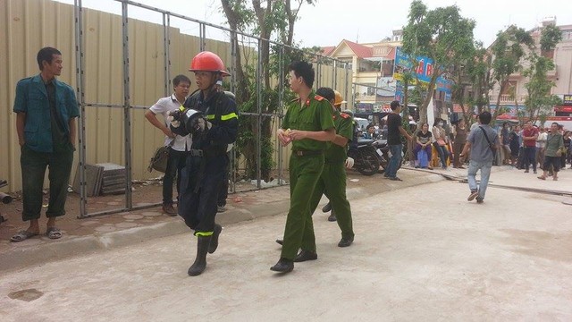 Ngay khi nhận được tin cháy mới nhất về vụ cháy chung cư Linh Đàm, lực lượng PCCC đã có mặt tại hiện trường