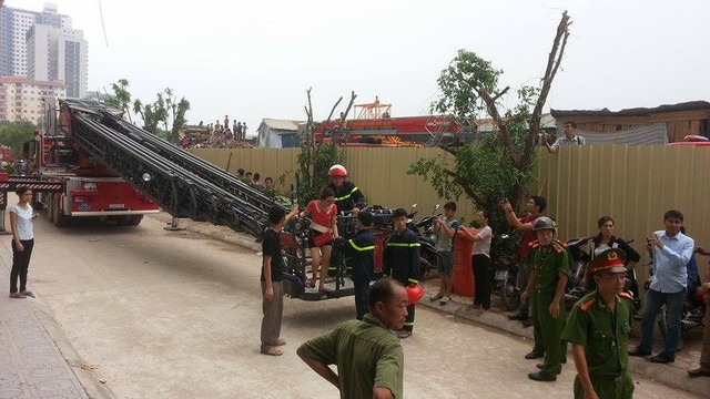 Nạn nhân đầu tiên của vụ cháy ở Linh Đàm Hà Nội đã được các chiến sỹ đưa xuống mặt đất