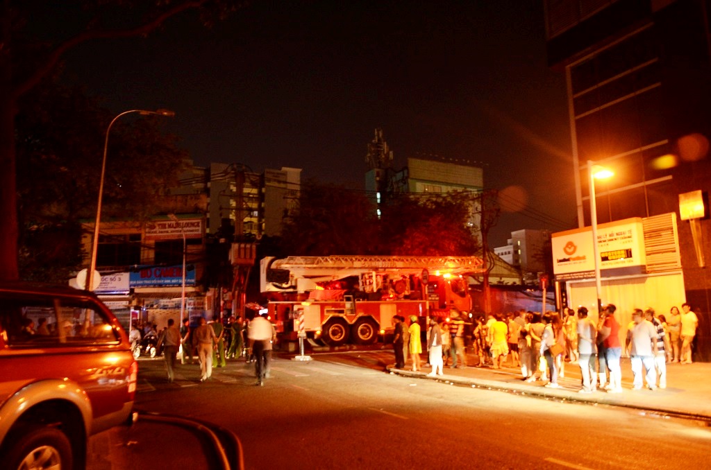 Hiện trường vụ cháy chung cư tại Tp.HCM đêm ngày 23/4
