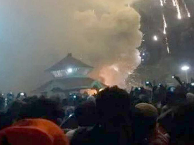 Hiện trường vụ cháy lớn kèm theo nổ pháo hoa tại đền Paravoor Puttingal Devi, Ấn Độ